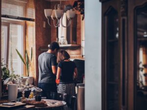 Proč muži nepomáhají sami od sebe v domácnosti?