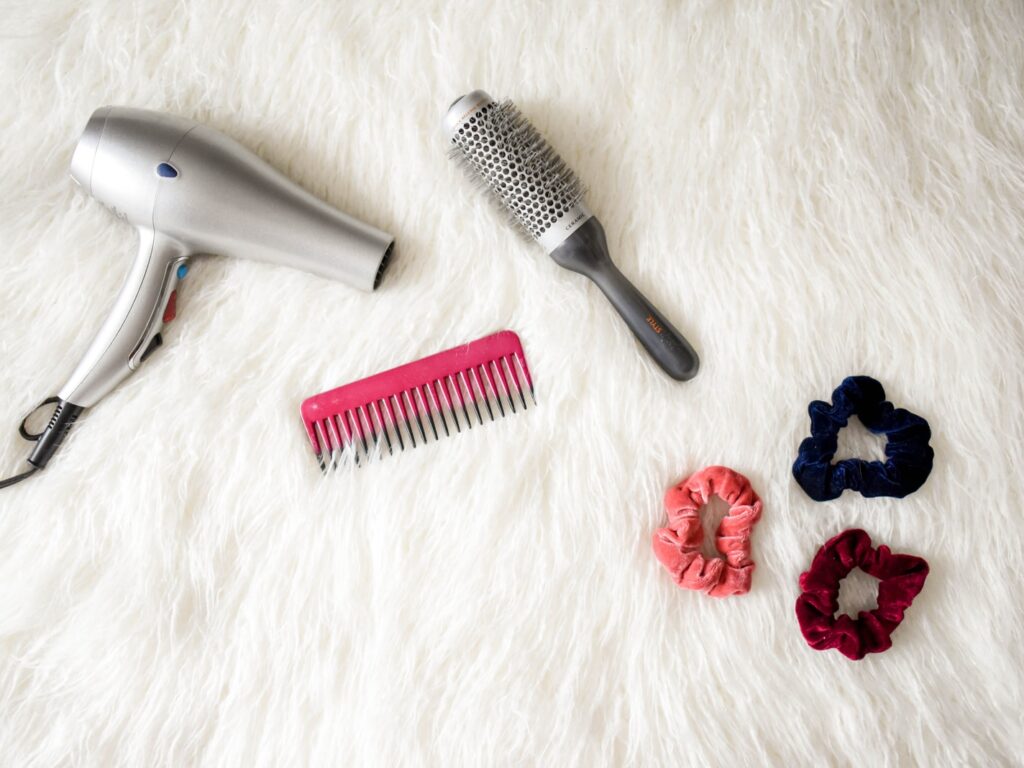 - ČasProŽeny.cz gray corded hair dryer and red comb