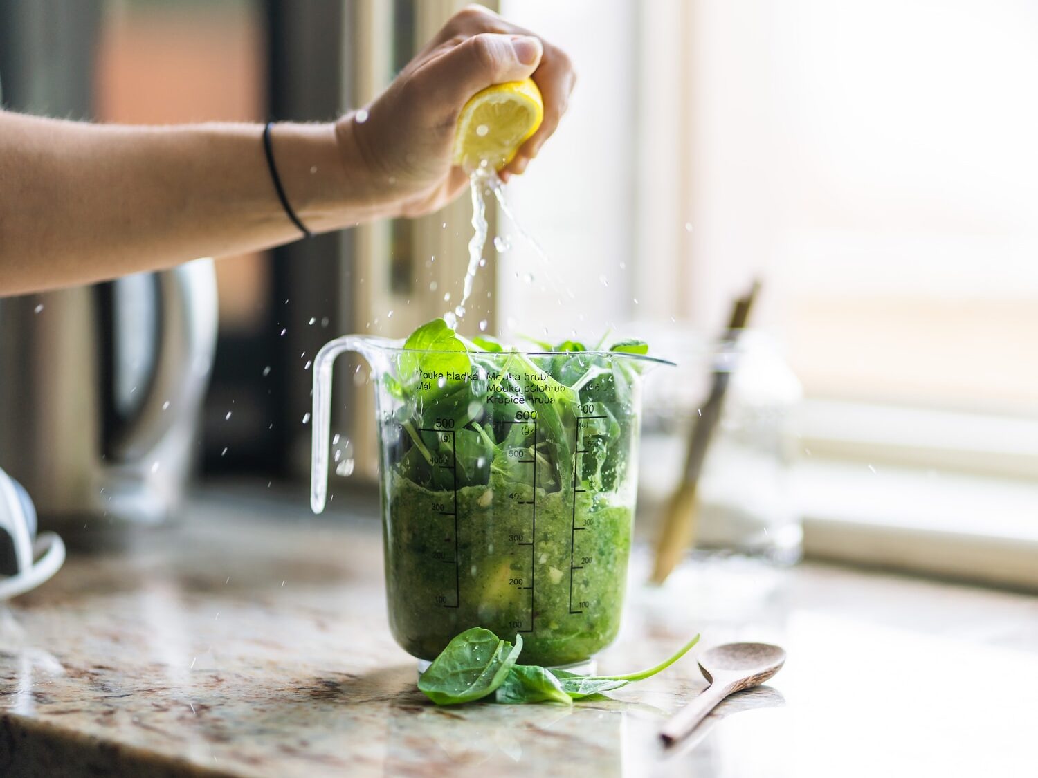 - ČasProŽeny.cz person squeezing lemon