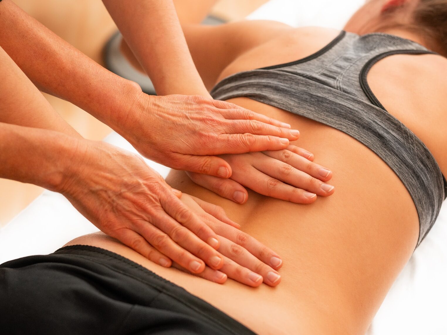 - ČasProŽeny.cz woman in black and white tank top