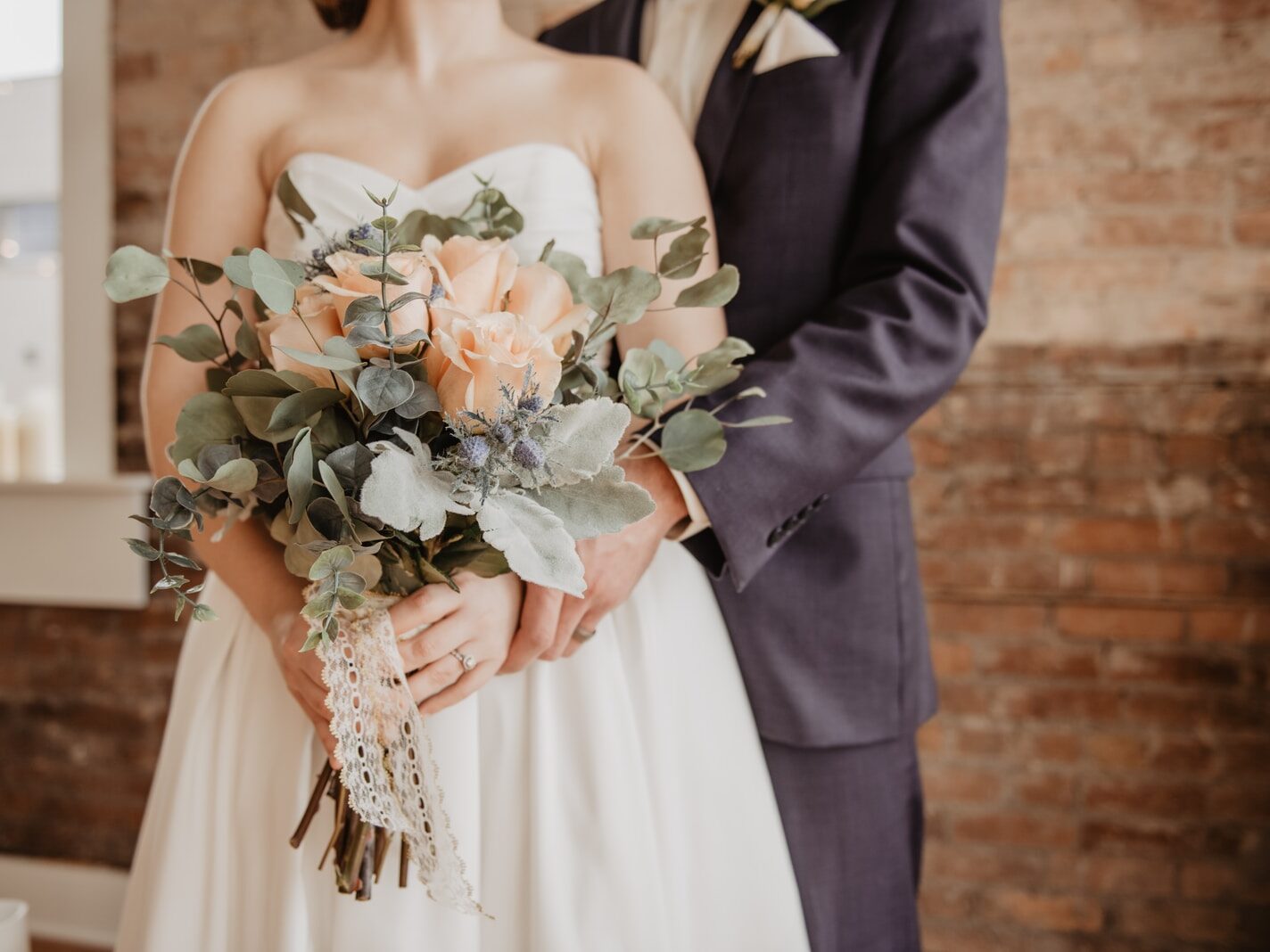 woman holding beige-petaled flower bouquet