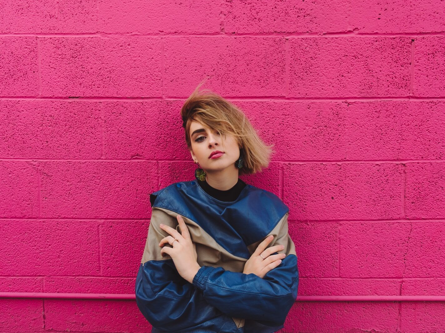 - ČasProŽeny.cz shallow focus photo of woman in blue and gray long-sleeved shirt