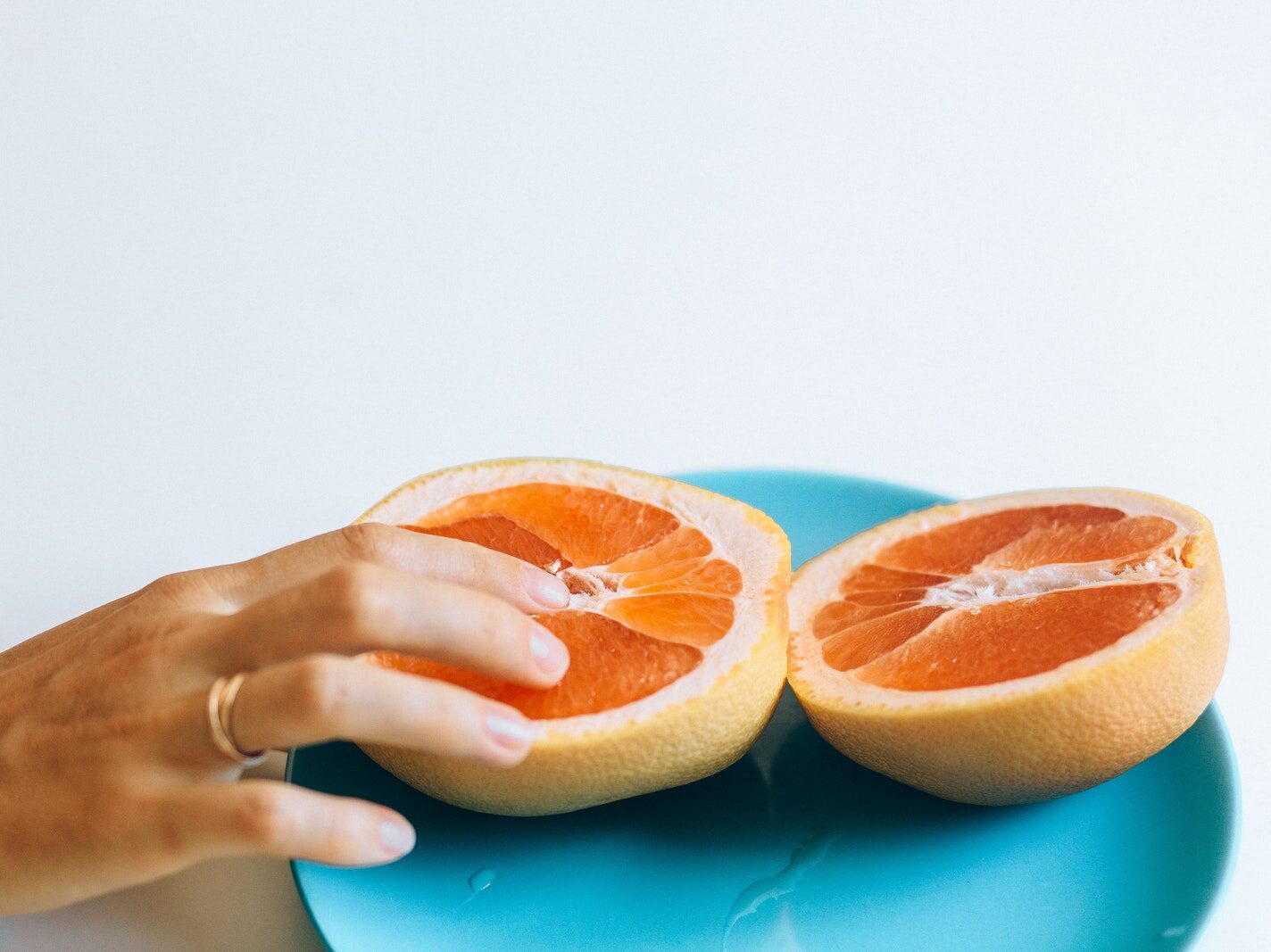 - ČasProŽeny.cz Person Touching Sliced Orange Fruit