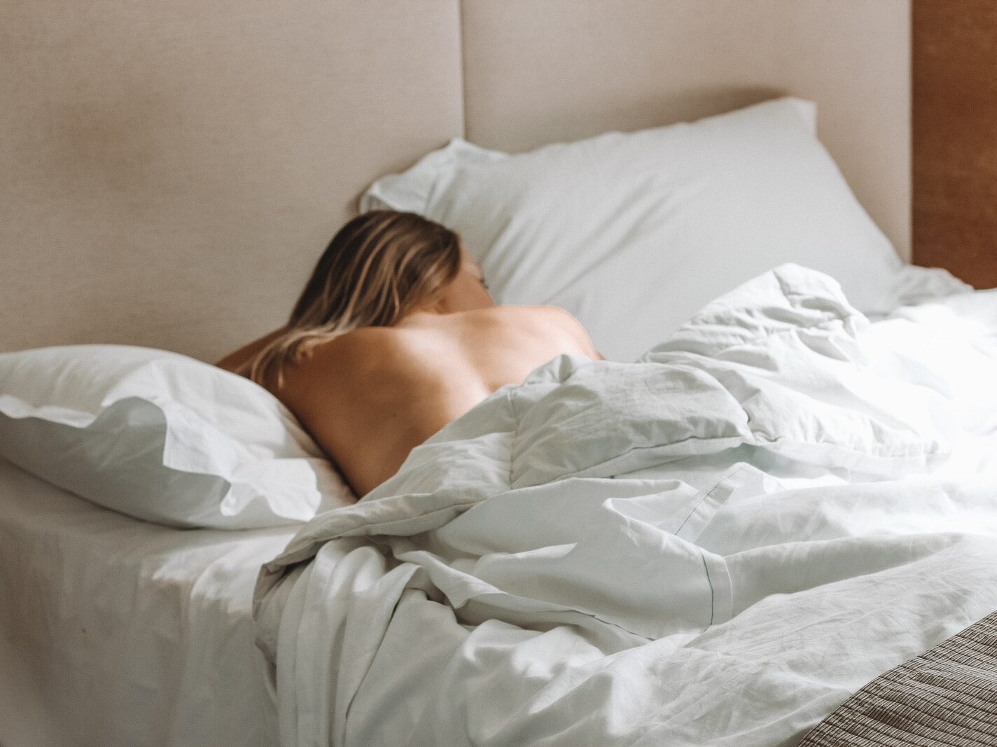 - ČasProŽeny.cz naked woman lying on bed during daytime