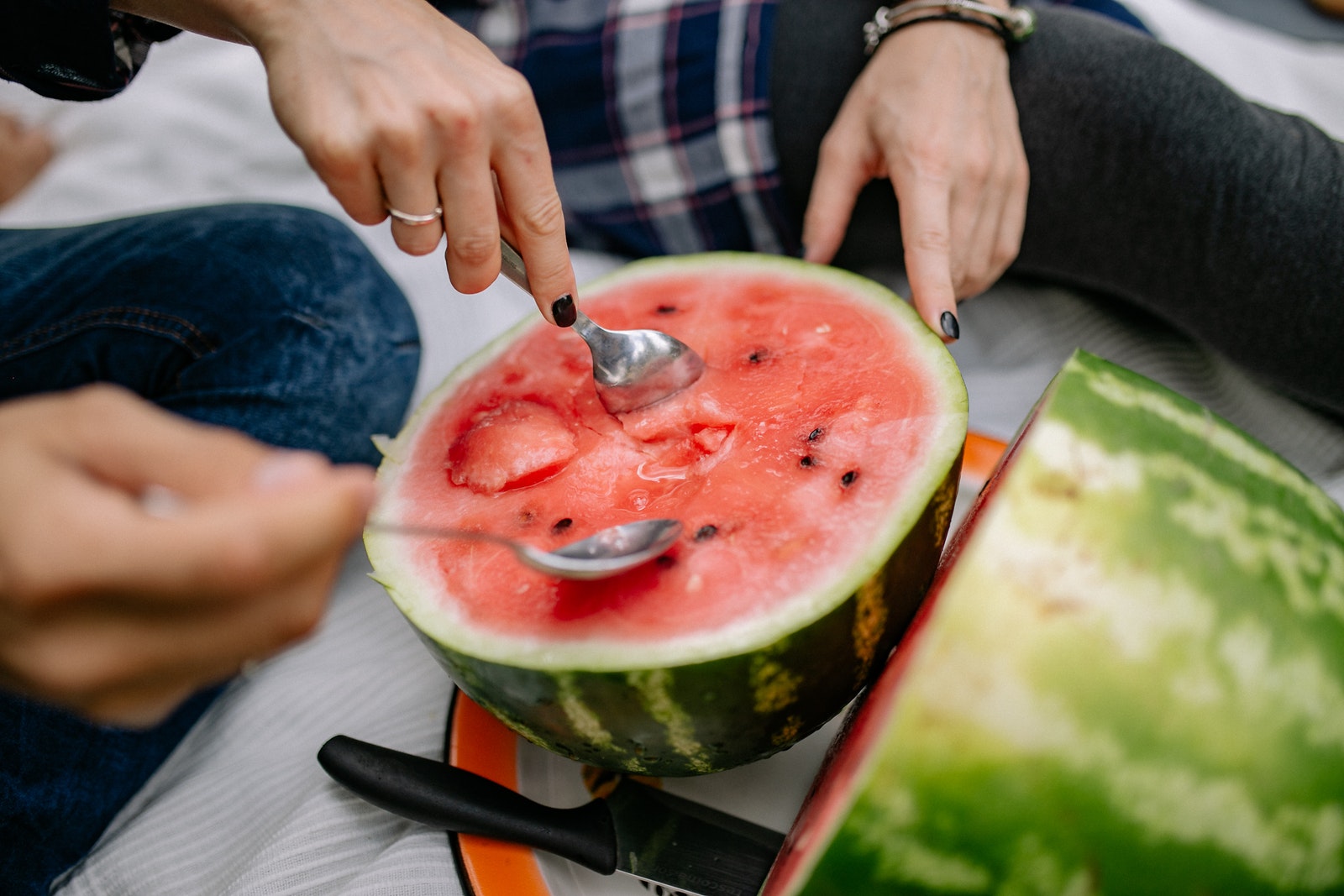 - ČasProŽeny.cz Person Holding Sliced Watermelon With Sliced Watermelon