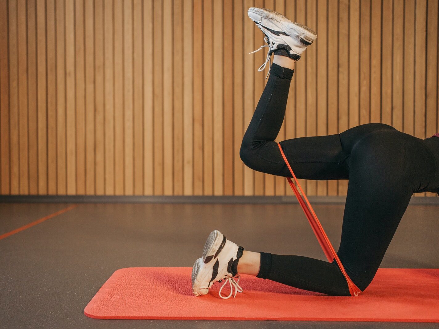 - ČasProŽeny.cz Person in Black Leggings Doing Leg Exercise with a Resistance Band