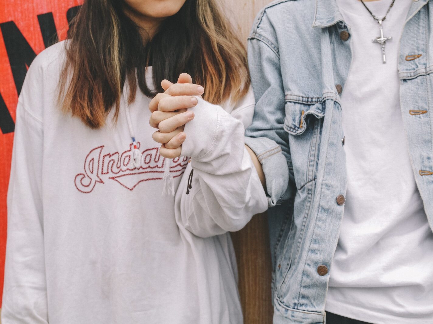 - ČasProŽeny.cz Woman Holding Man's Hand During Day