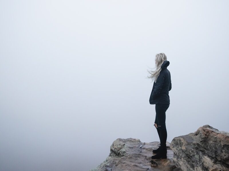 - ČasProŽeny.cz woman standing on cliff