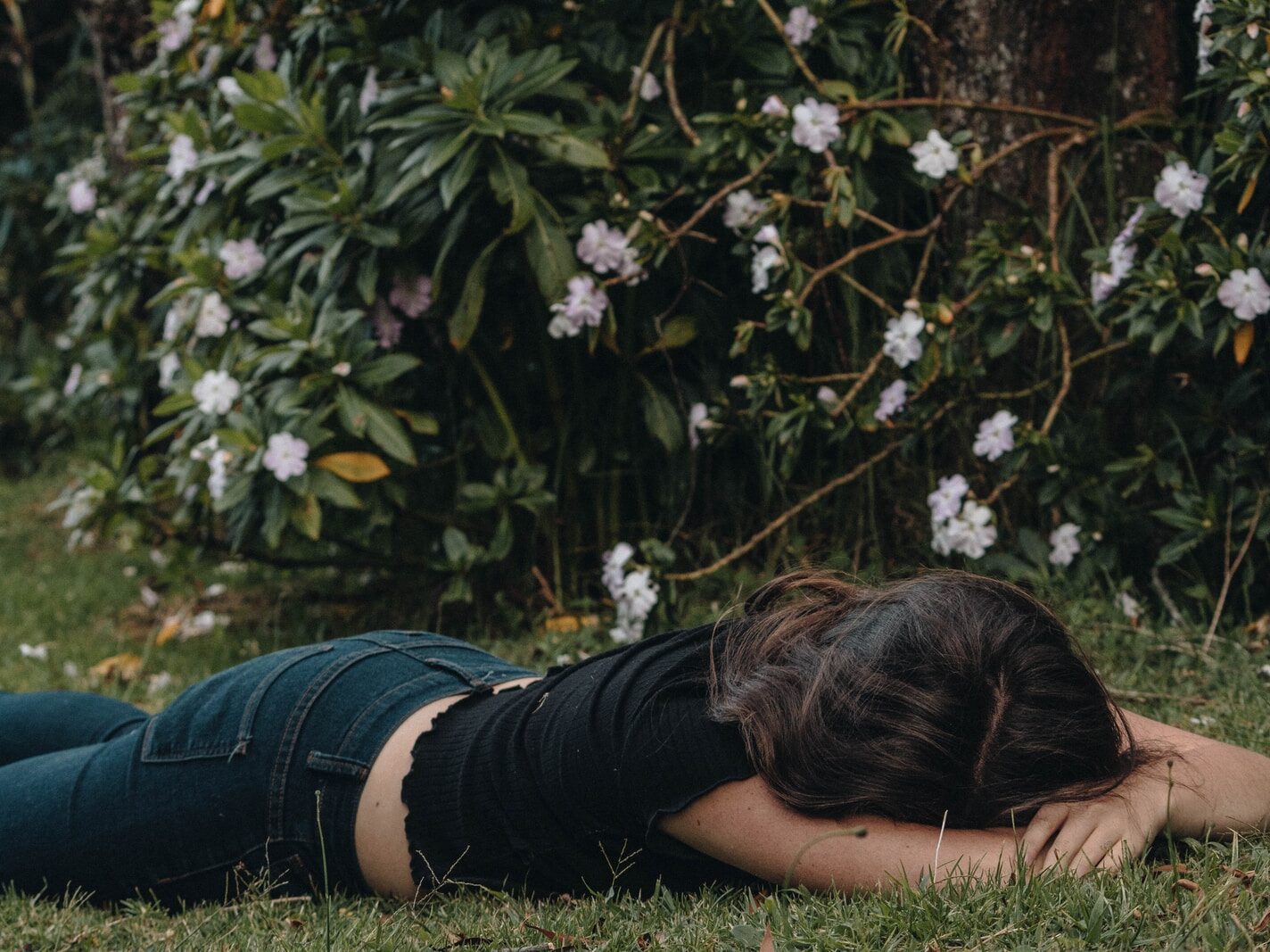 woman planking on the grass