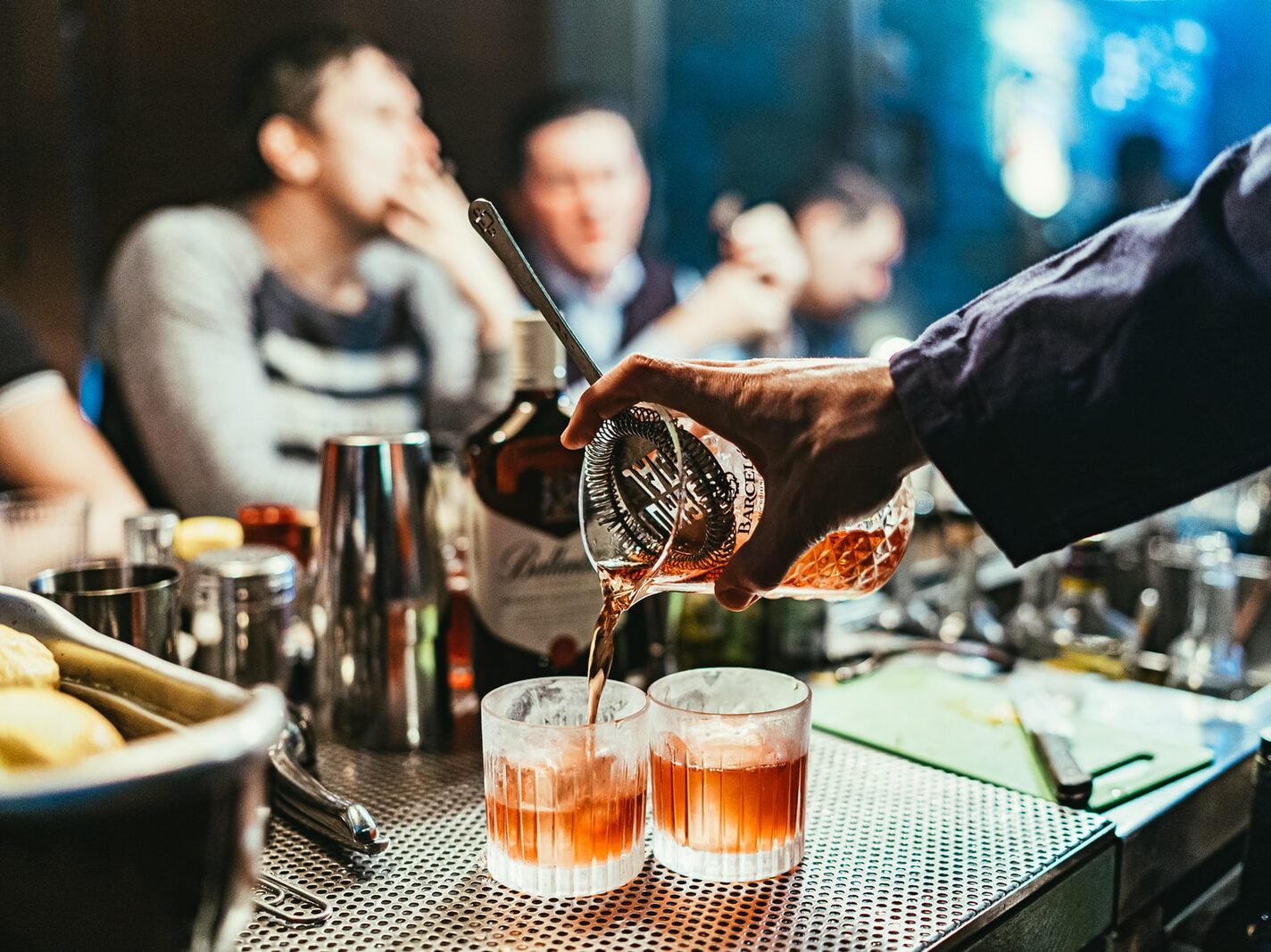 - ČasProŽeny.cz man pouring drink