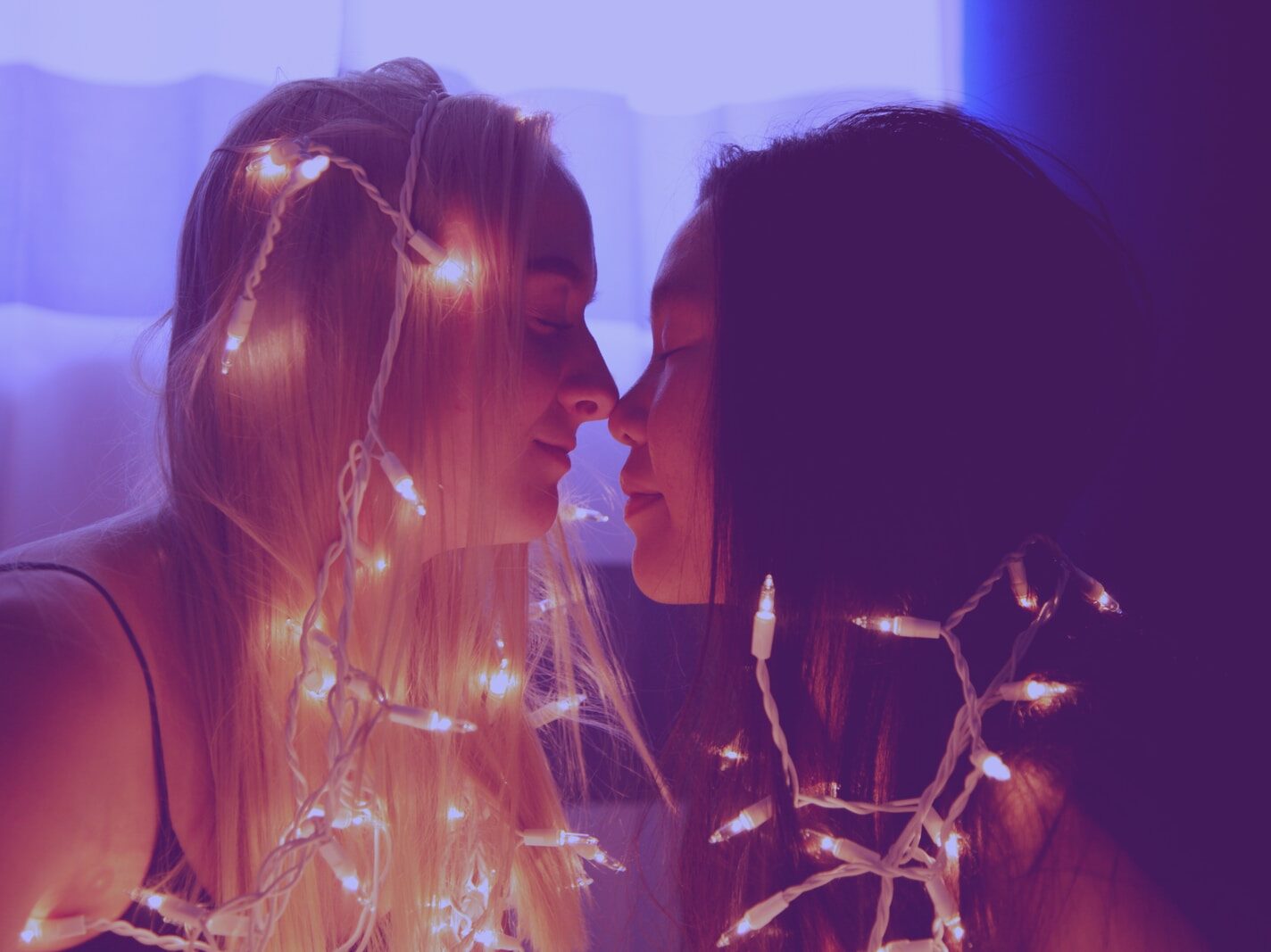 - ČasProŽeny.cz two woman facing each other with string lights