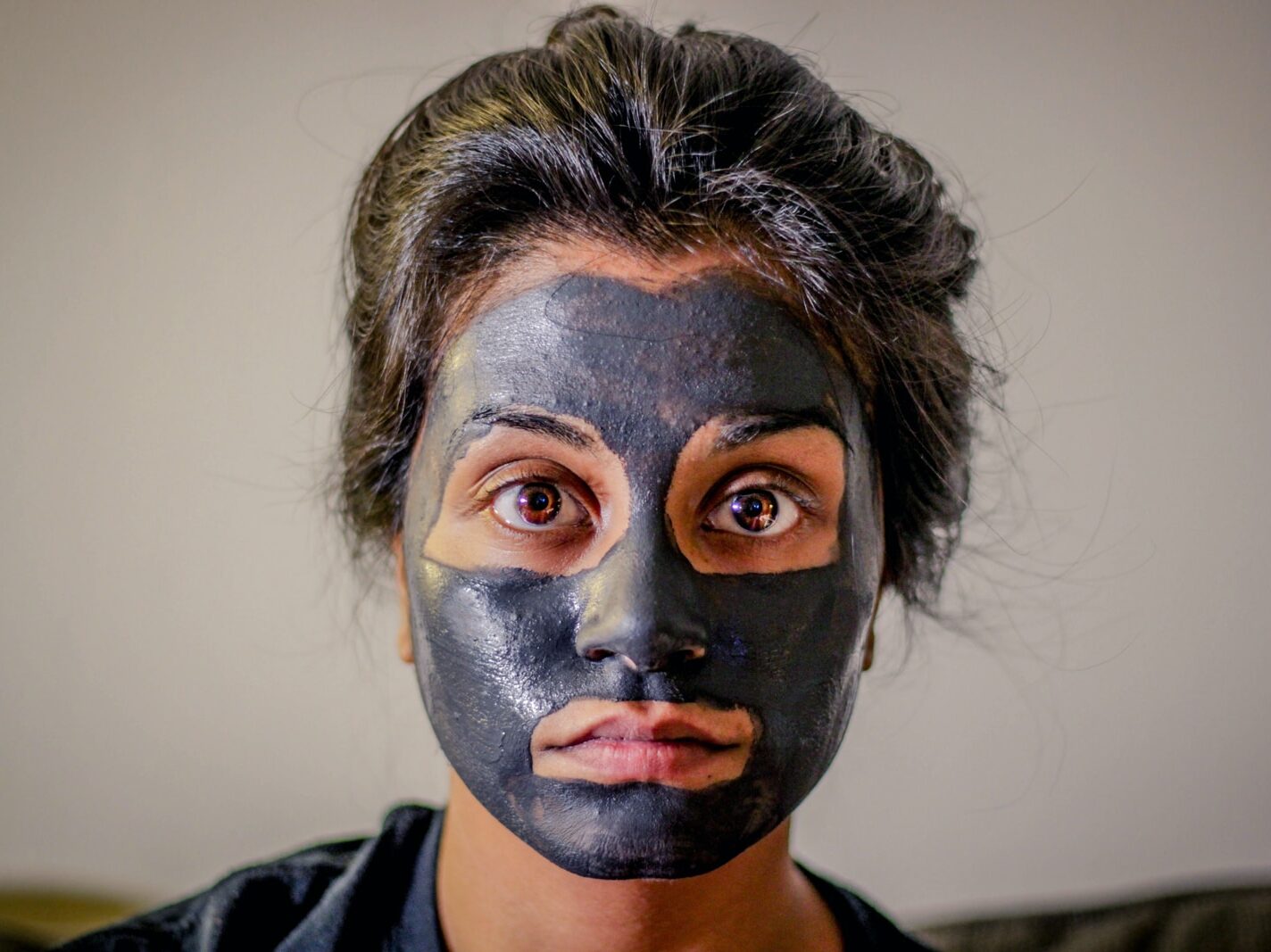 - ČasProŽeny.cz woman with gray facial mask