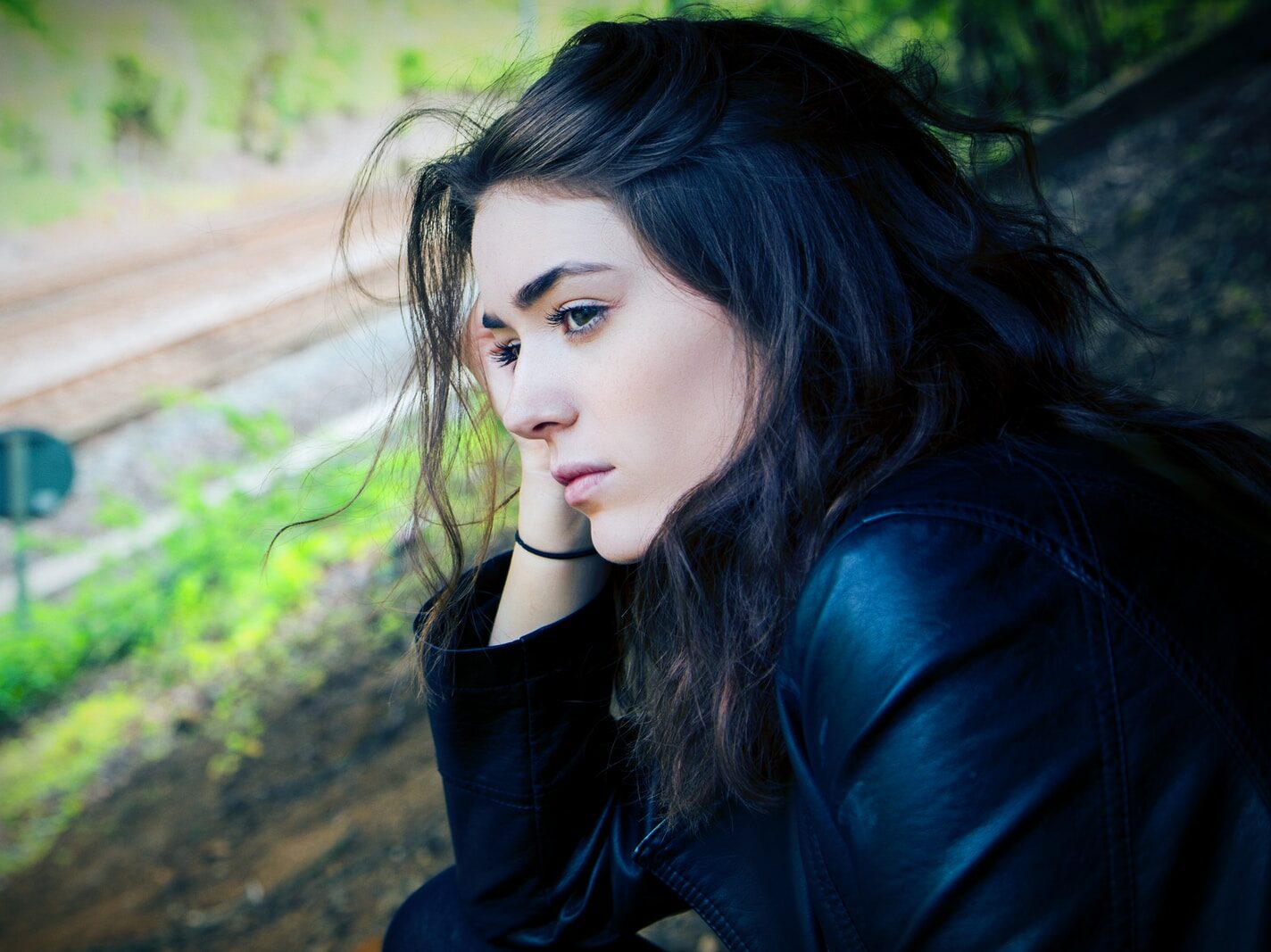 woman sitting outdoor during daytime