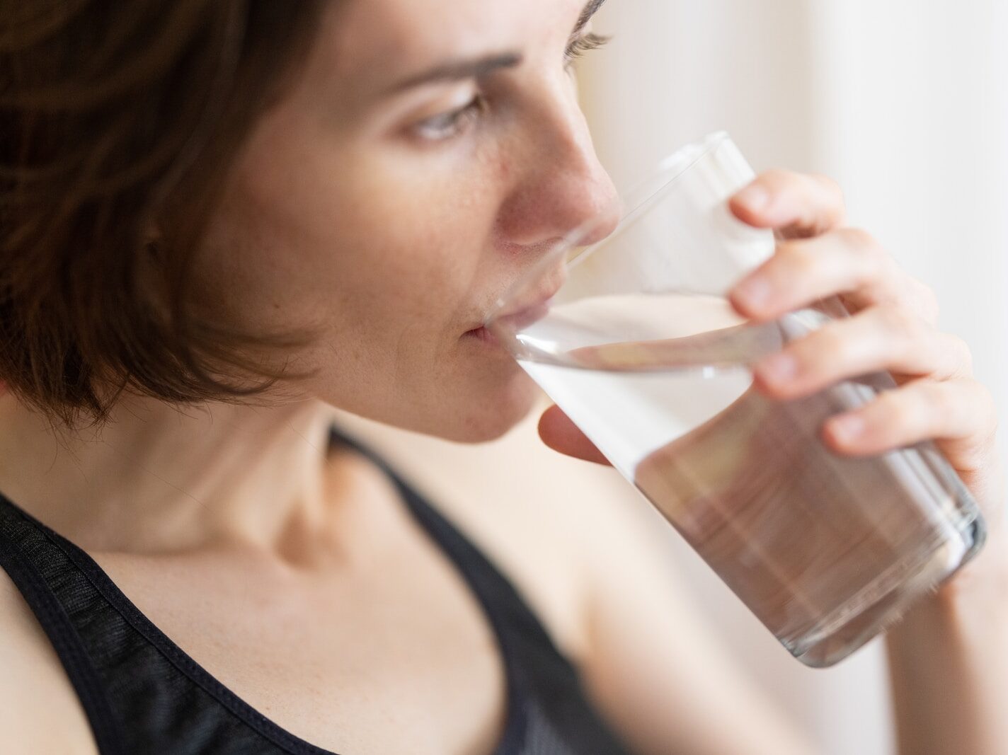 - ČasProŽeny.cz woman in black tank top drinking water