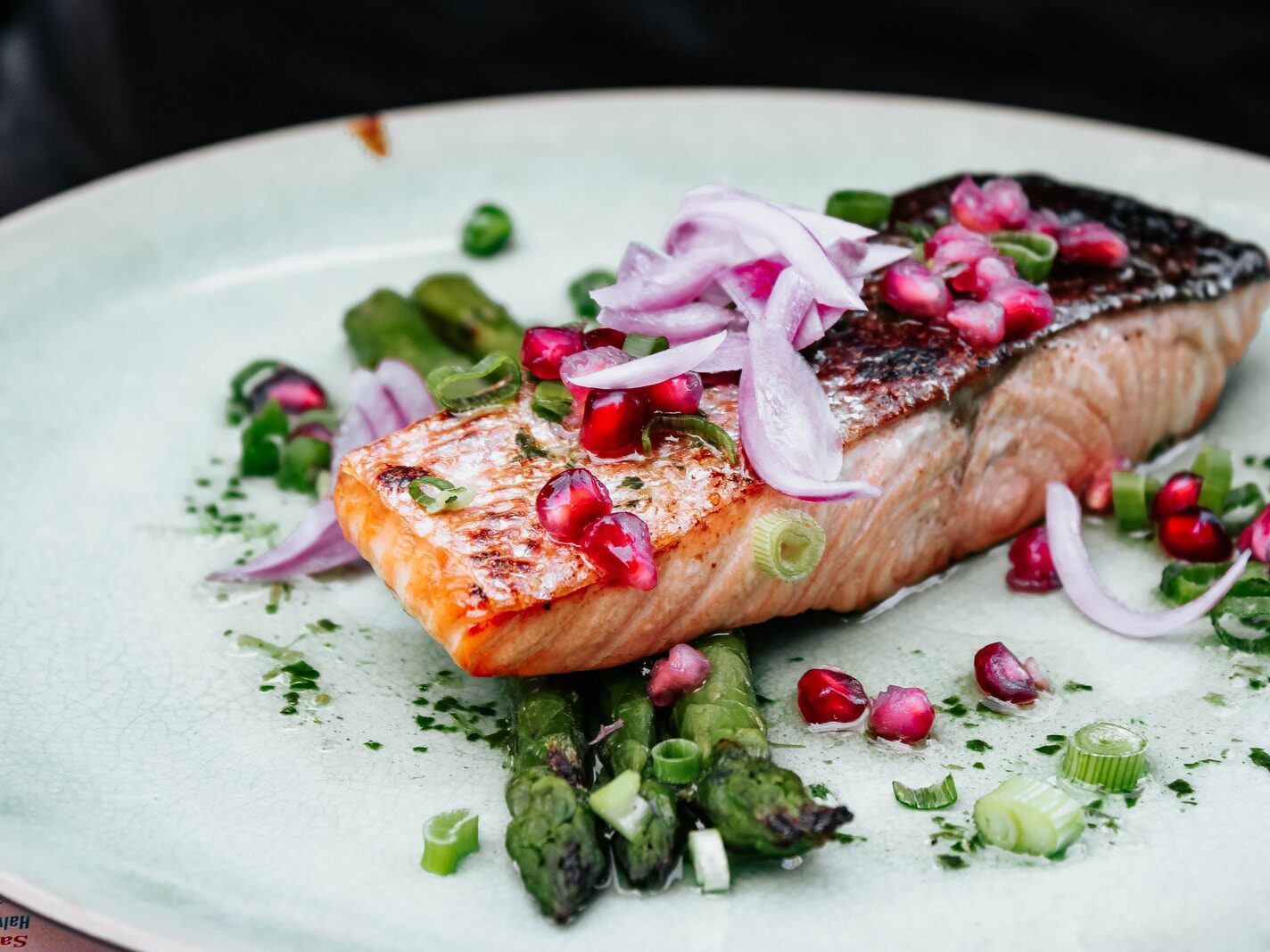 fish with onions and asparagus