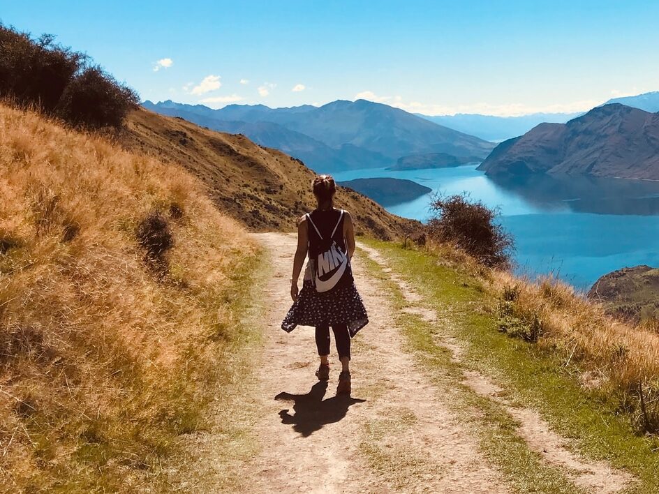 Photo by Arina Wong - ČasProŽeny.cz woman walking