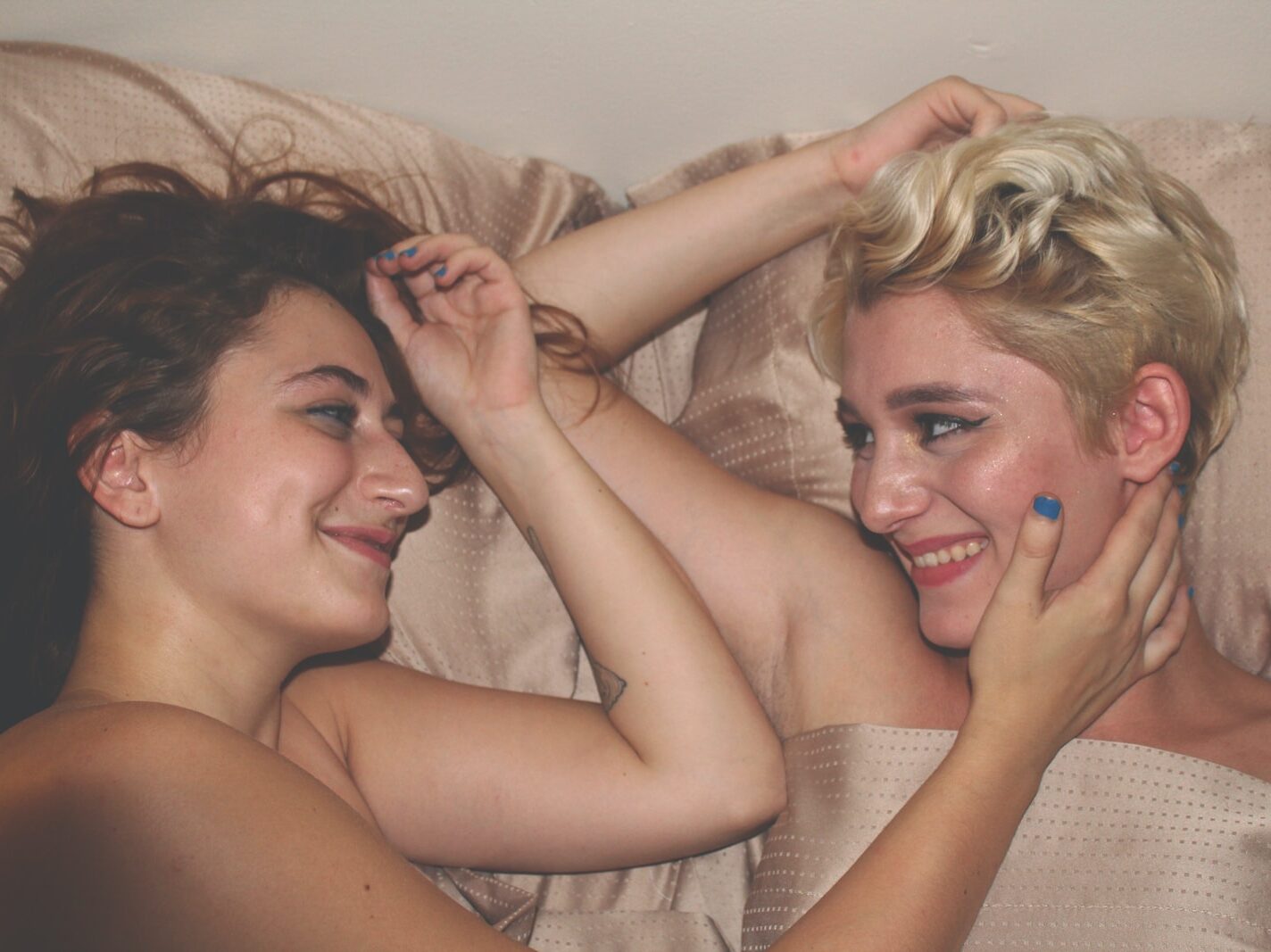 - ČasProŽeny.cz two women laying on bed