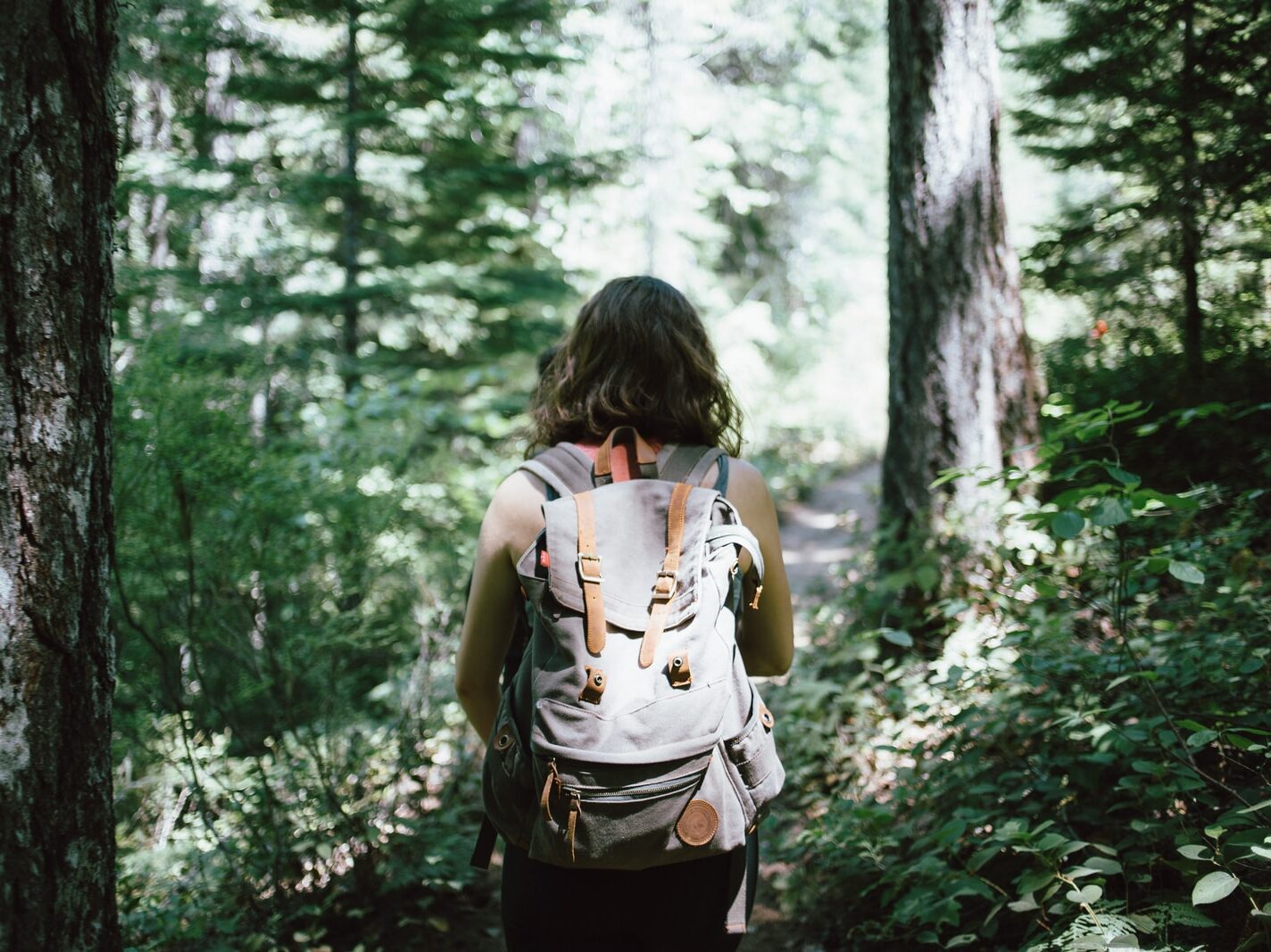 - ČasProŽeny.cz woman in sleeveless top and backpack surrounded by trees during daytime