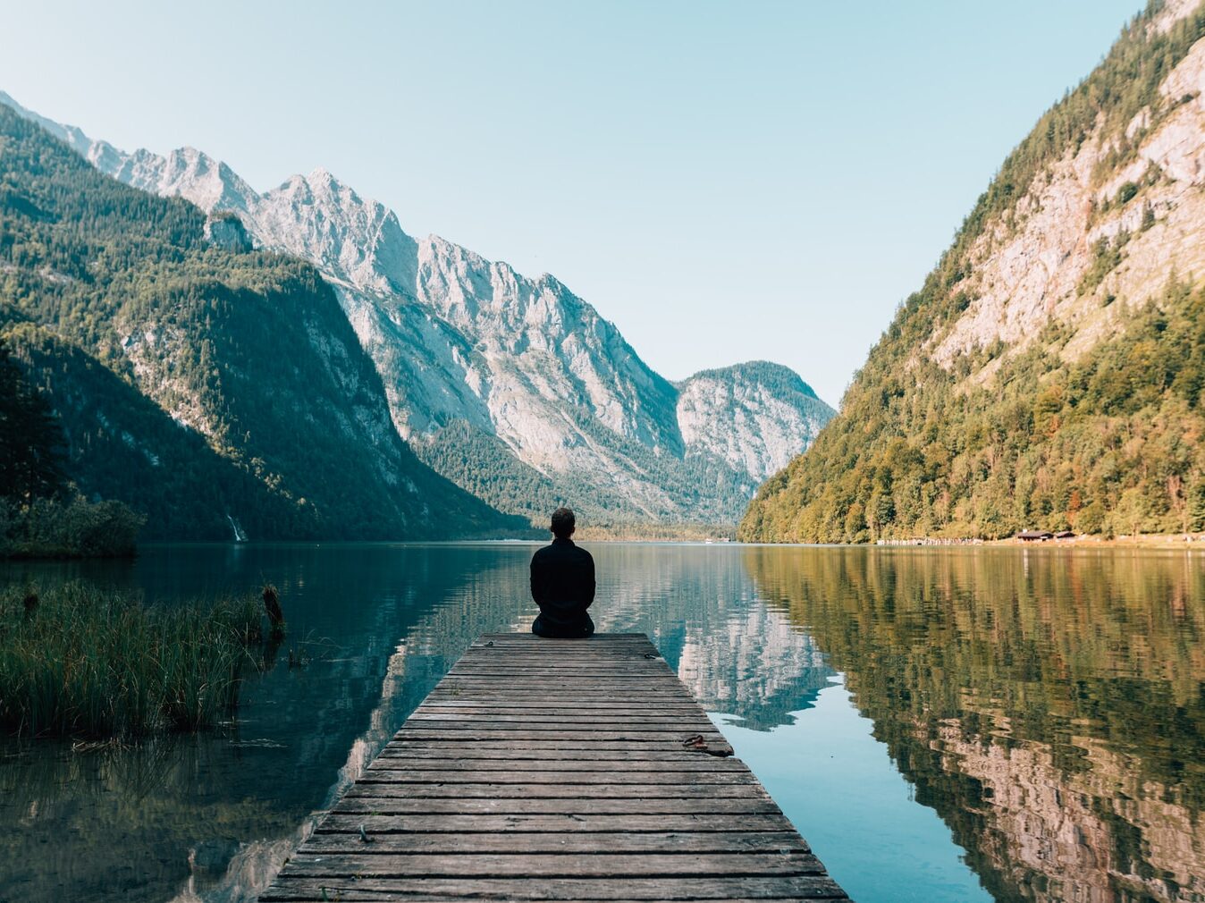 photo-by-s-migaj-2 - ČasProŽeny.cz man sitting on gray dock
