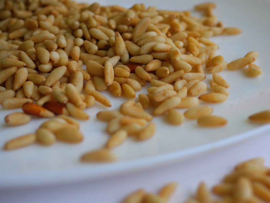 Photo by Leila Issa - ČasProŽeny.cz brown peanuts on white ceramic plate