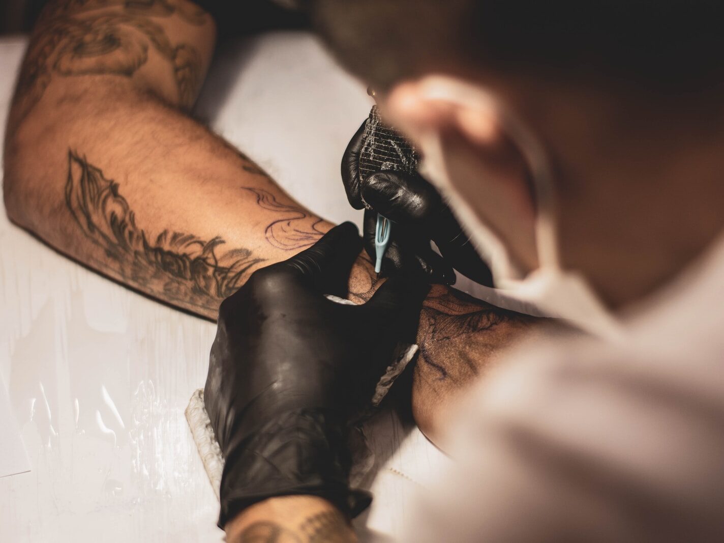 - ČasProŽeny.cz shallow focus photo of person tattooing person's right arm