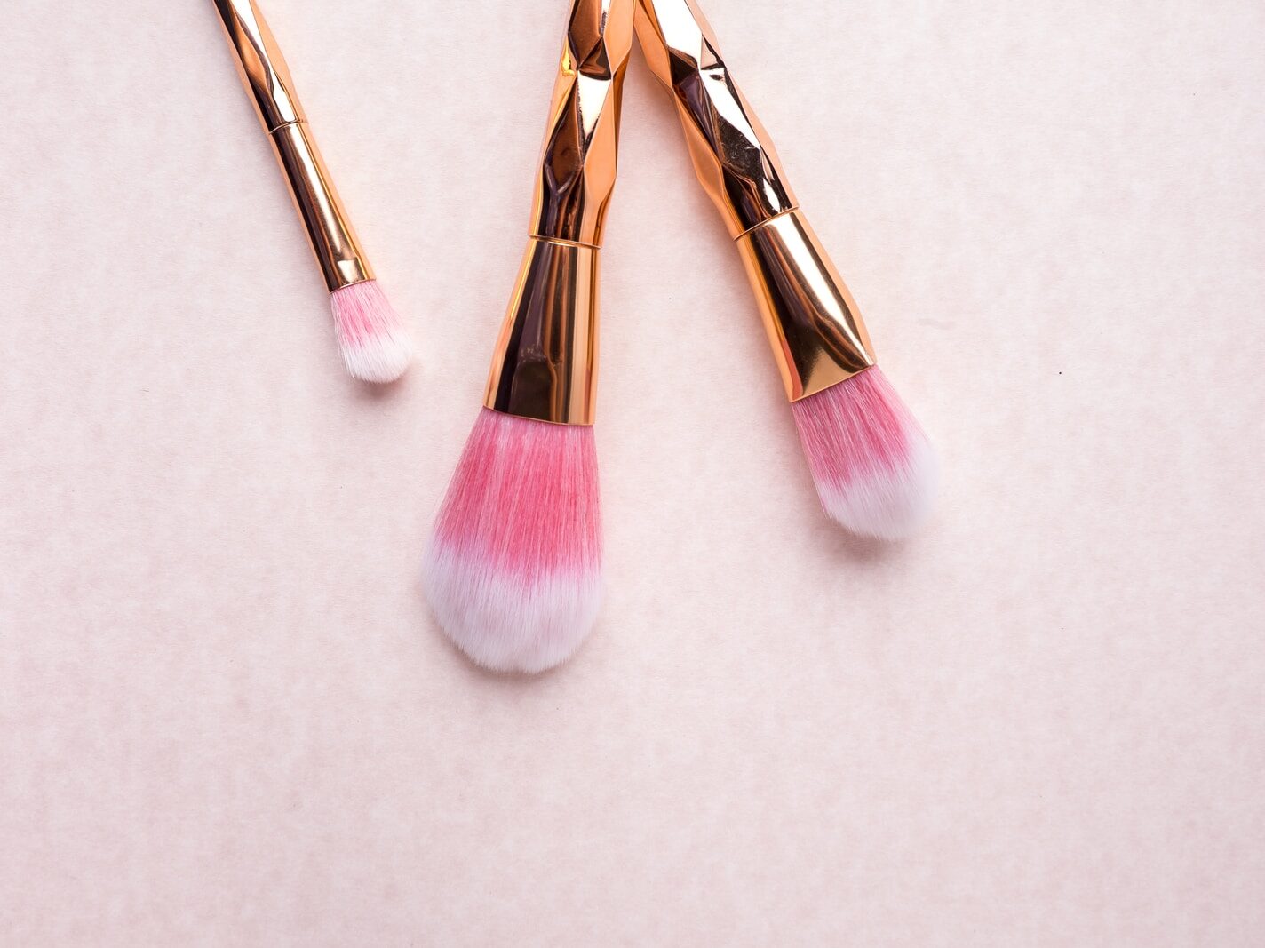 - ČasProŽeny.cz gold-colored makeup brushes