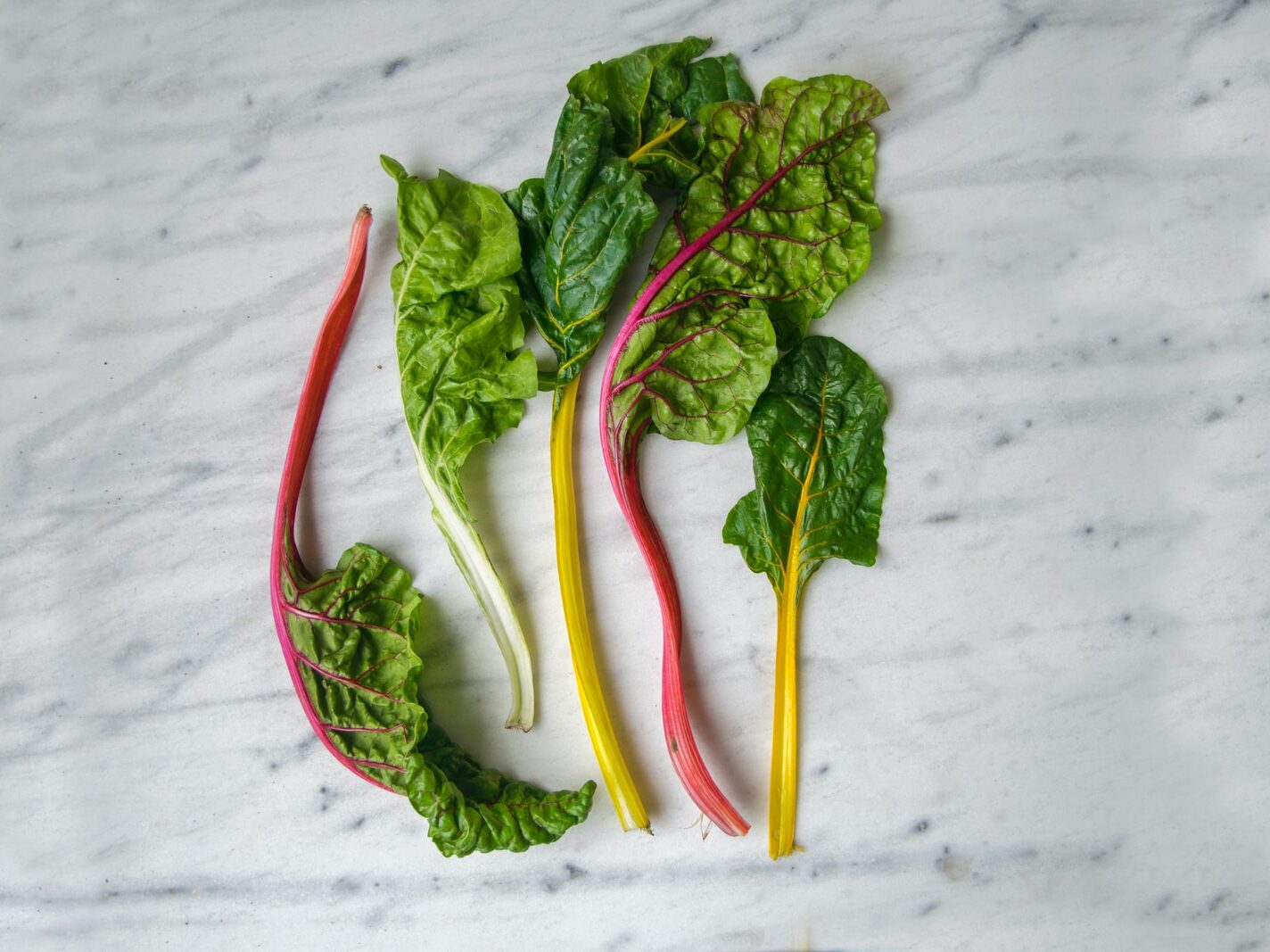 - ČasProŽeny.cz five green spinach leaves on white surface