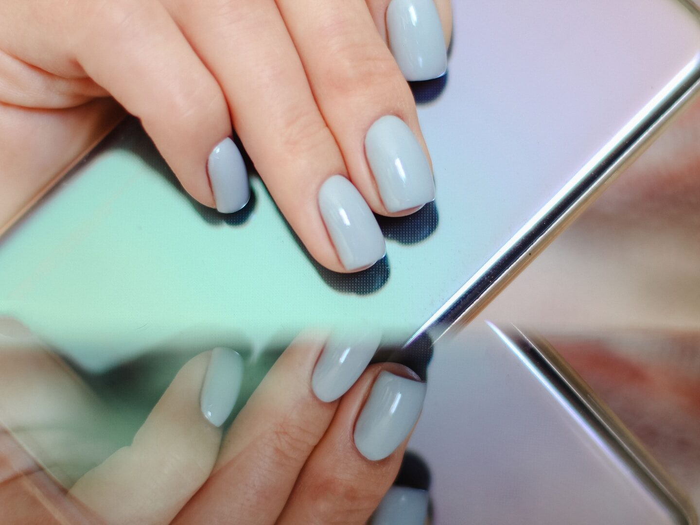 - ČasProŽeny.cz person holding silver iphone 6