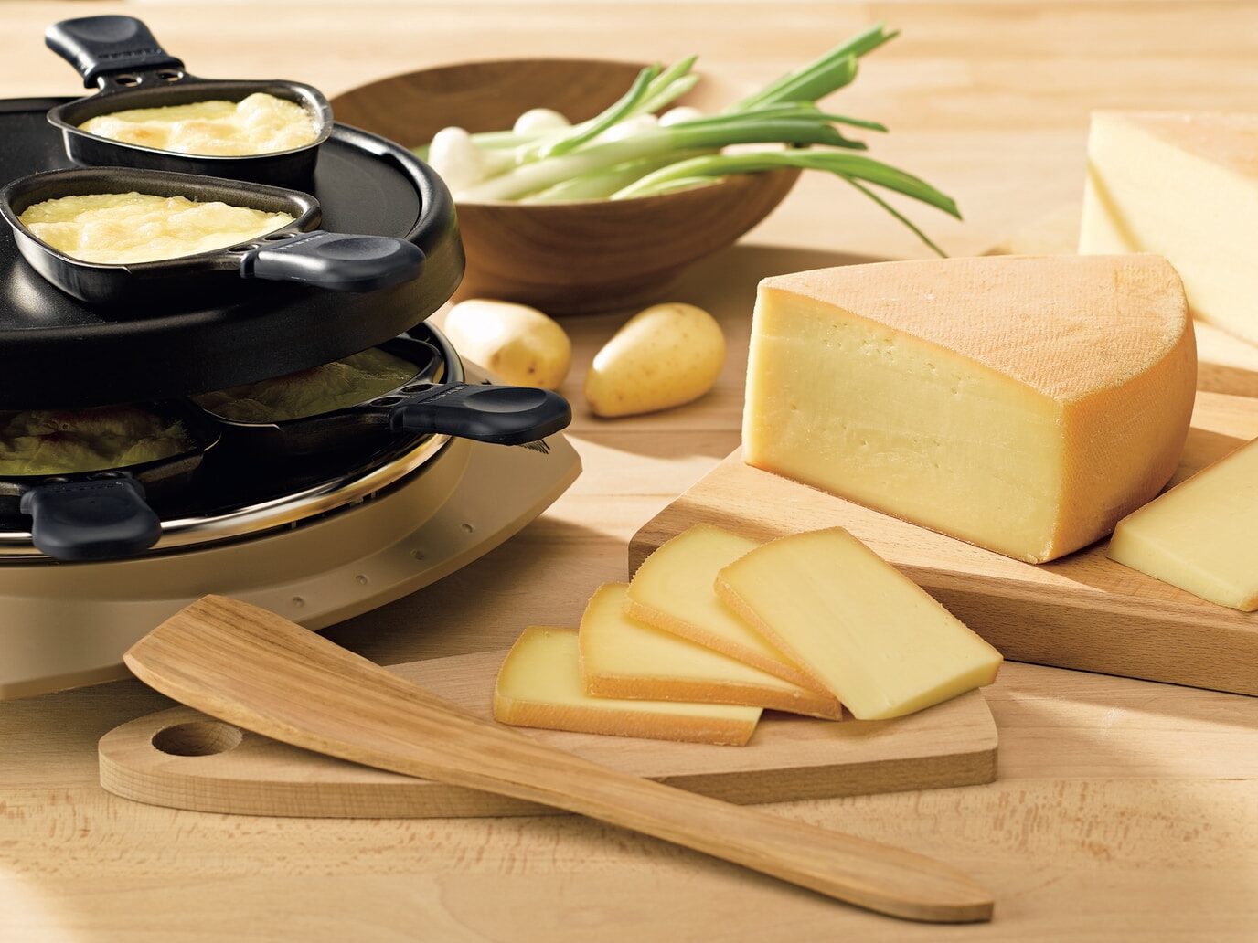 - ČasProŽeny.cz sliced cheese on brown wooden chopping board