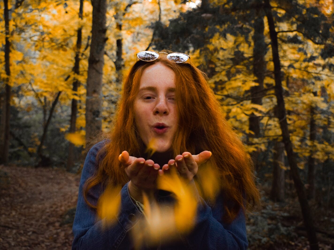- ČasProŽeny.cz woman blowing near tree