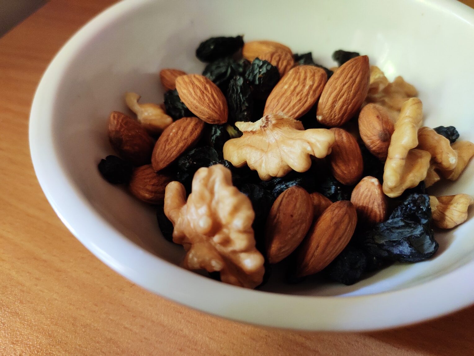 - ČasProŽeny.cz brown and black nuts on white ceramic bowl
