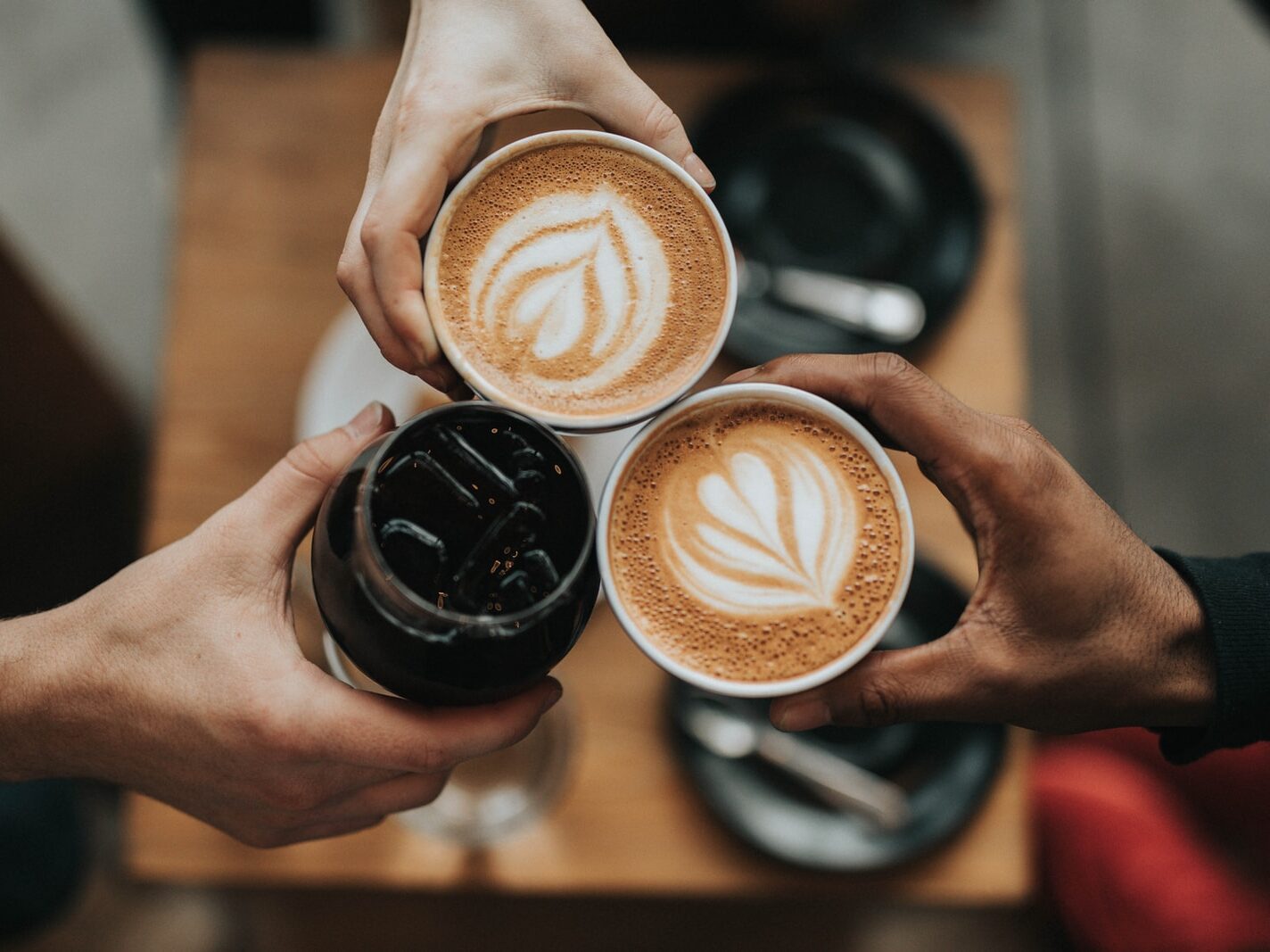 - ČasProŽeny.cz three person holding beverage cups