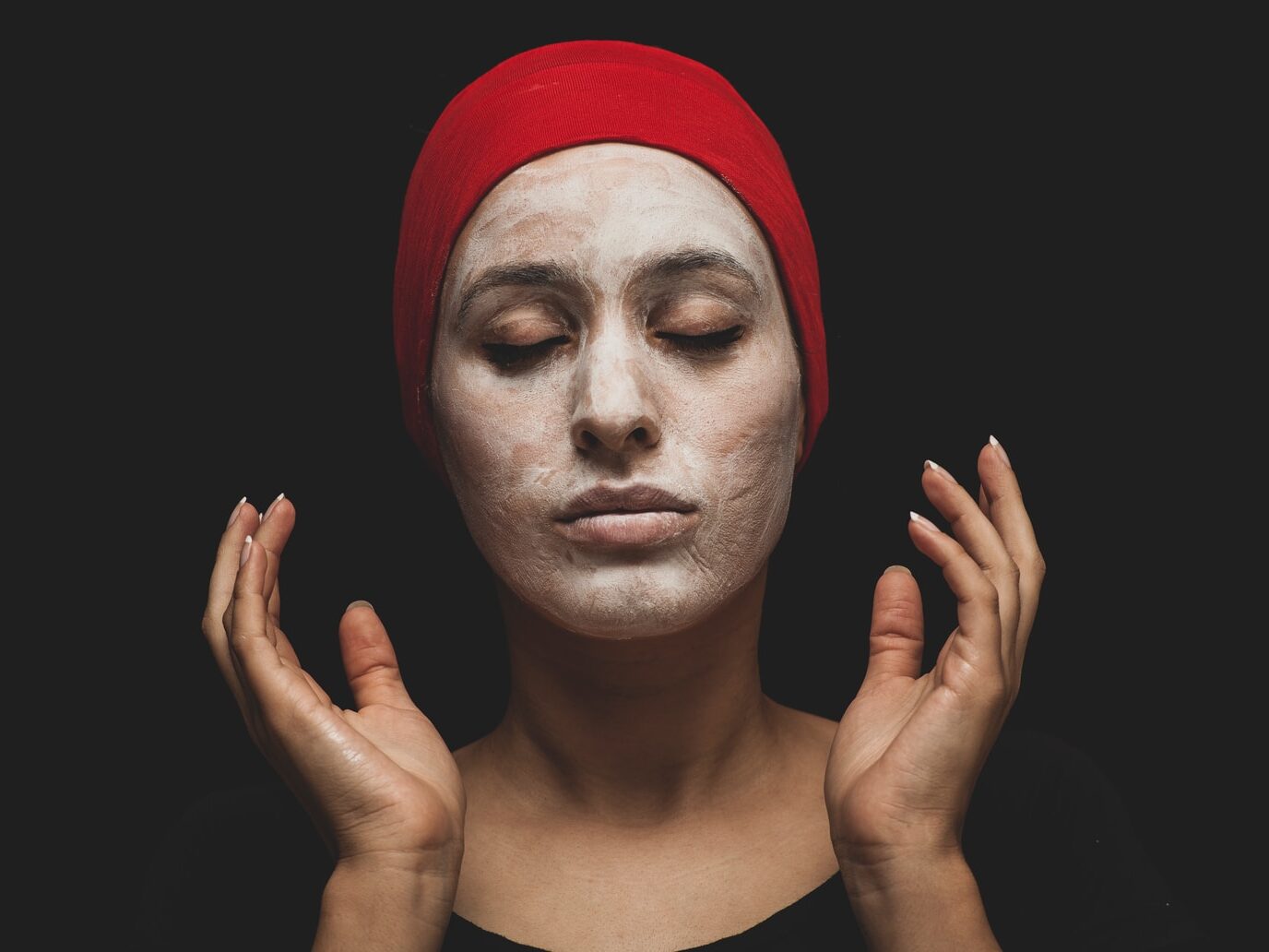 - ČasProŽeny.cz woman with red hijab on her head