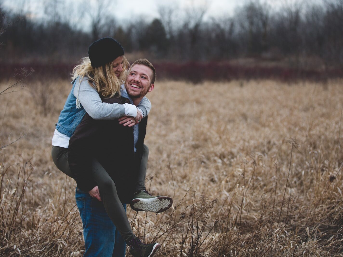 - ČasProŽeny.cz Photo of a Man Carrying His Partner