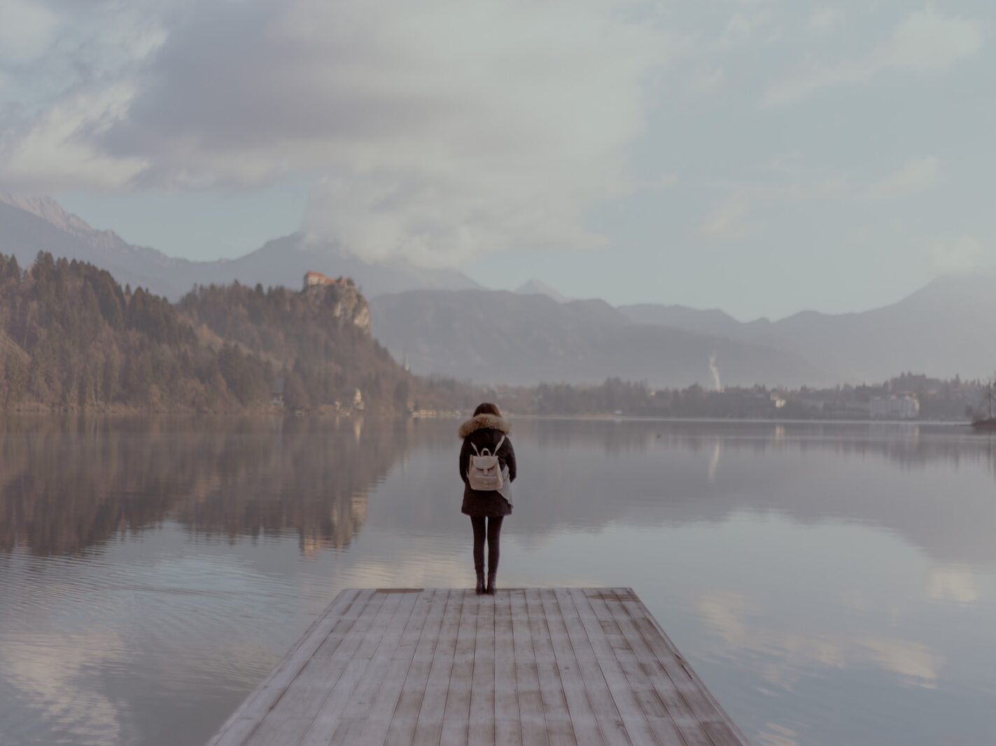 - ČasProŽeny.cz woman standing beside body of calm water