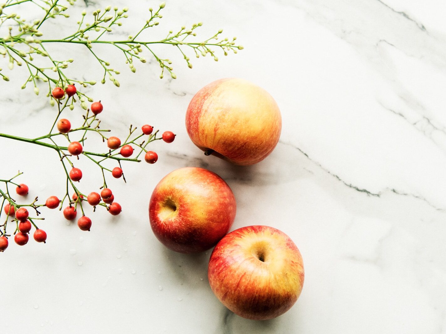 - ČasProŽeny.cz three apples on white surface