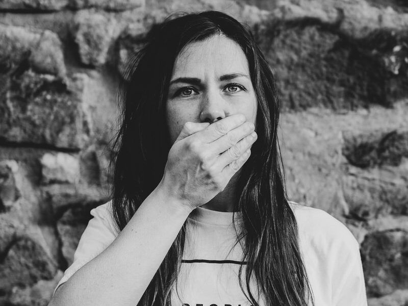 - ČasProŽeny.cz woman in white crew neck t-shirt