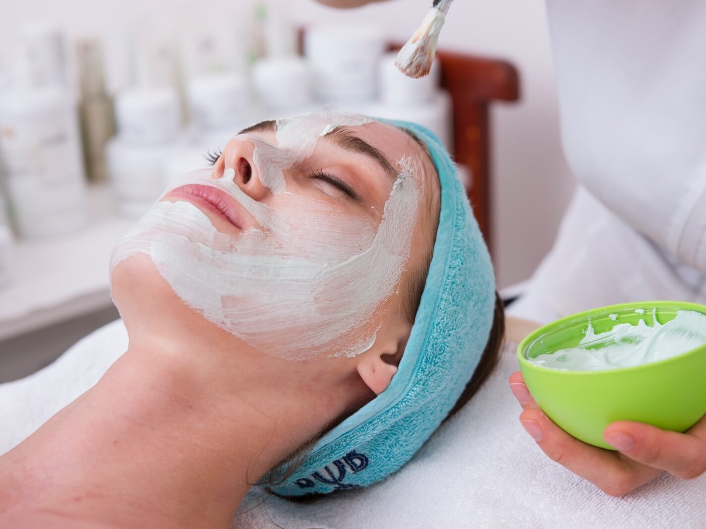 - ČasProŽeny.cz woman lying on blue towel with white cream on face