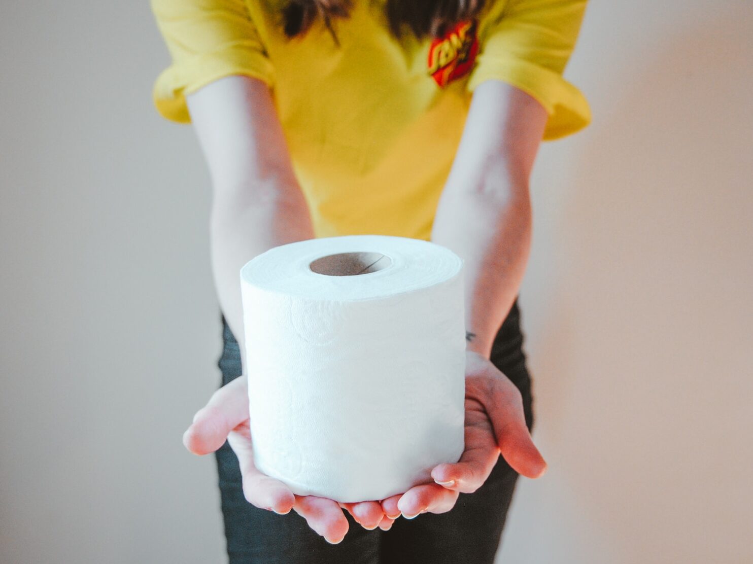 - ČasProŽeny.cz woman in yellow t-shirt holding white tissue paper
