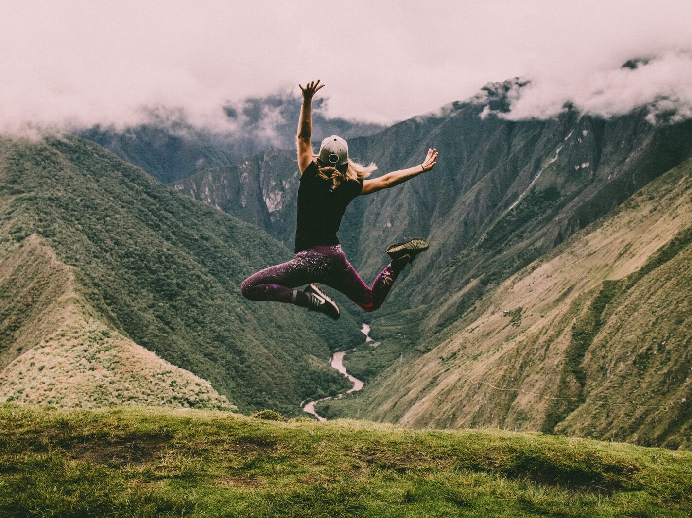- ČasProŽeny.cz woman jumping on green mountains