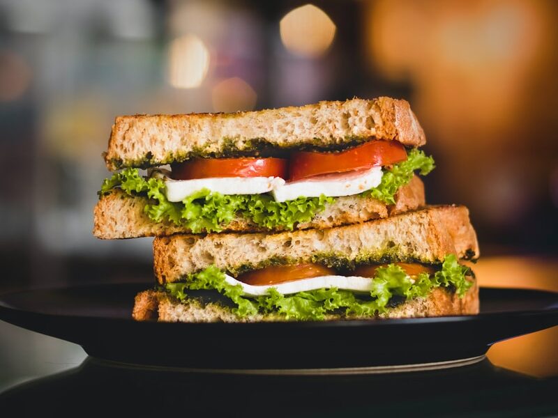 - ČasProŽeny.cz black plate with sandwich