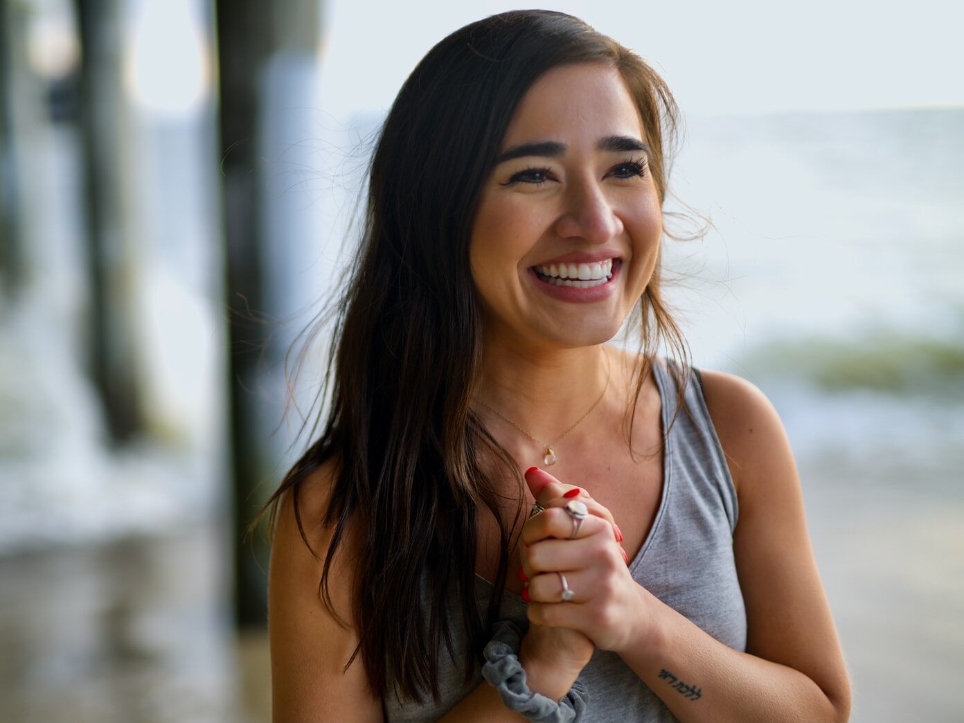 - ČasProŽeny.cz smiling woman in gray tank top