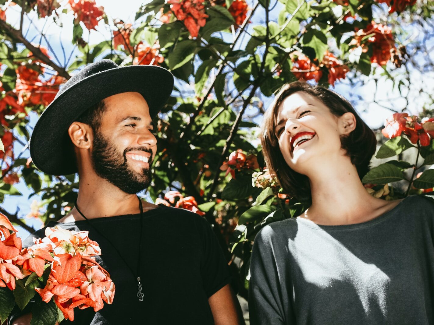 - ČasProŽeny.cz man and woman surrounded by red and green floral trees during daytime