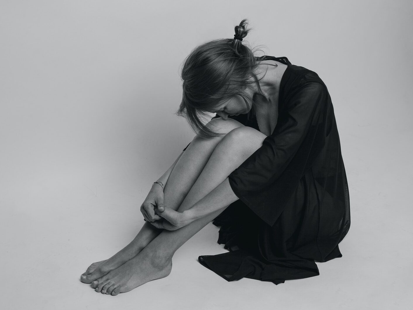 photo-by-victoria-volkova-2 - ČasProŽeny.cz woman in black dress sitting on floor