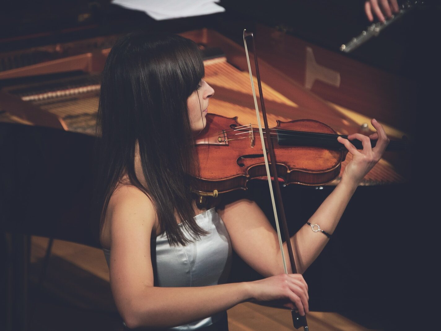 - ČasProŽeny.cz woman playing violin beside grand piano