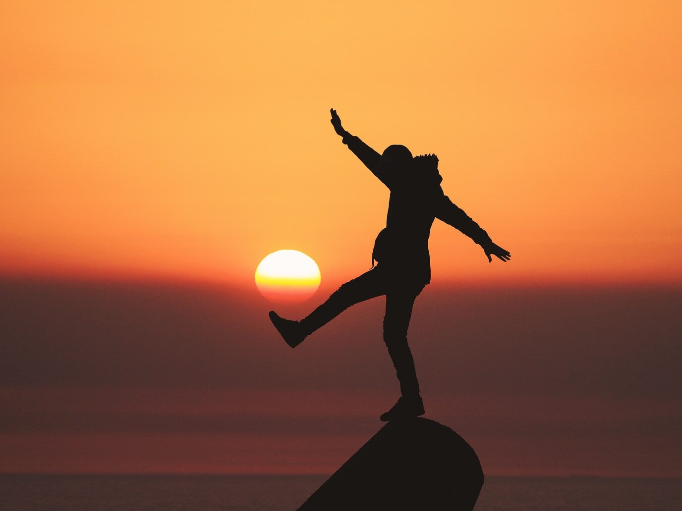 - ČasProŽeny.cz photo of silhouette photo of man standing on rock