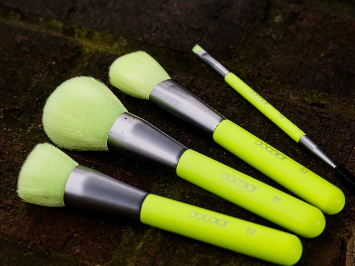 - ČasProŽeny.cz green and black pen on brown marble table