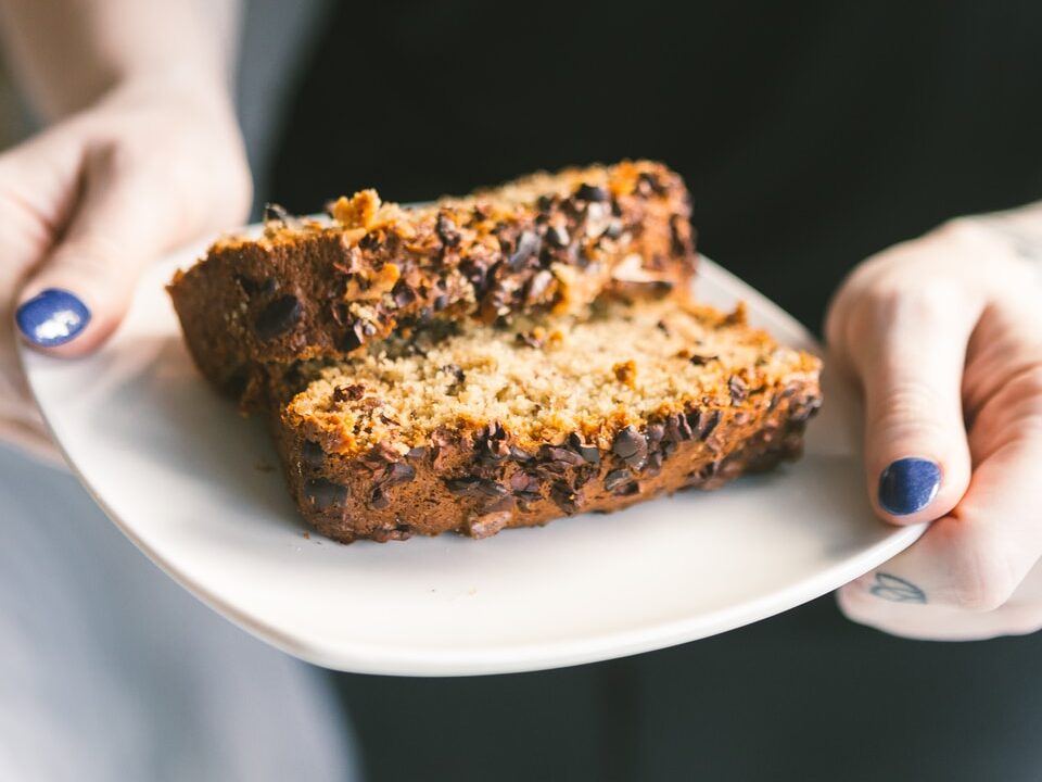 - ČasProŽeny.cz person holding baked bread on a saucer