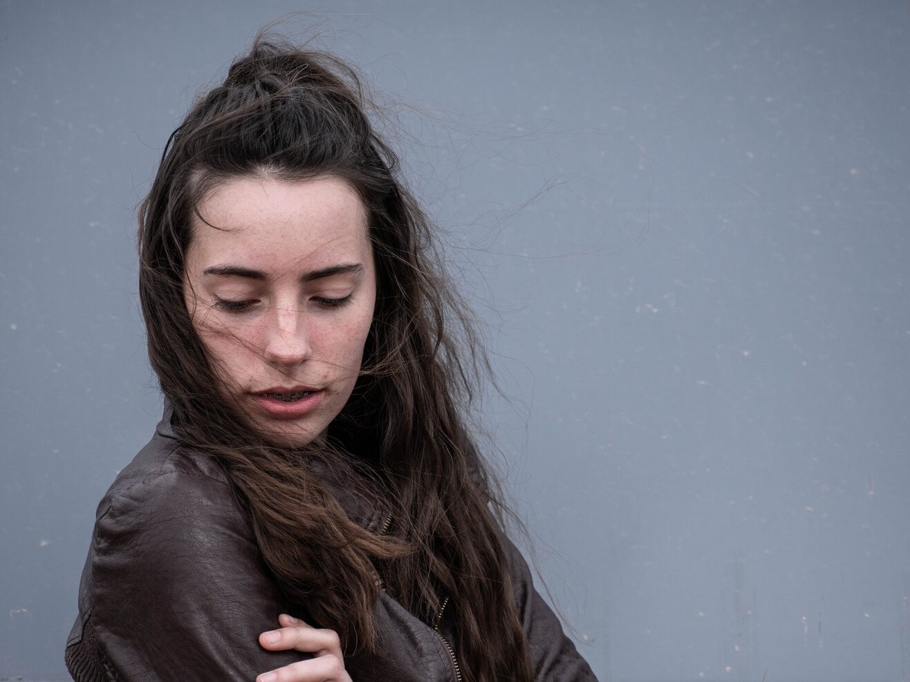 - ČasProŽeny.cz woman in black top looking downwards