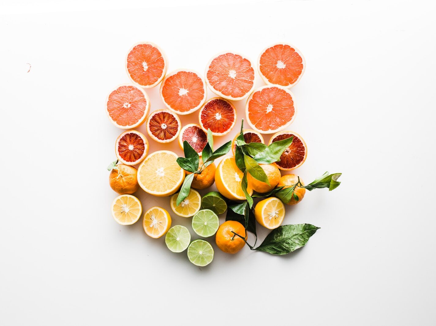 - ČasProŽeny.cz sliced fruit on white surface